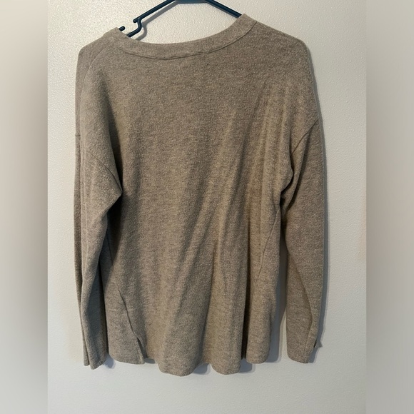 Women’s Betsey’s Boutique Grey Button Sweater Size Small NWOT - Picture 3 of 3